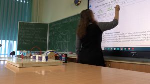 Skolēni Ventspils 2. vidusskolā fizikas stundā veic praktisku laboratorijas darbu ar elektriskajām ķēdēm.