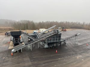 Stacionāra būvgružu šķirošanas un pārstrādes iekārta Jaunmārupē ar konveijeriem un industriālo tehniku laukumā