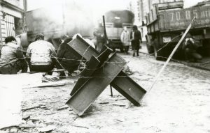 1991. gada barikāžu laikā uzstādīti metāla šķēršļi un dzeloņstieples