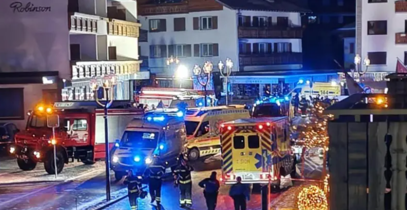 Glābšanas dienestu darbs pēc ugunsgrēka Jaungada naktī Šveices Alpu kūrortā Kranmontanā