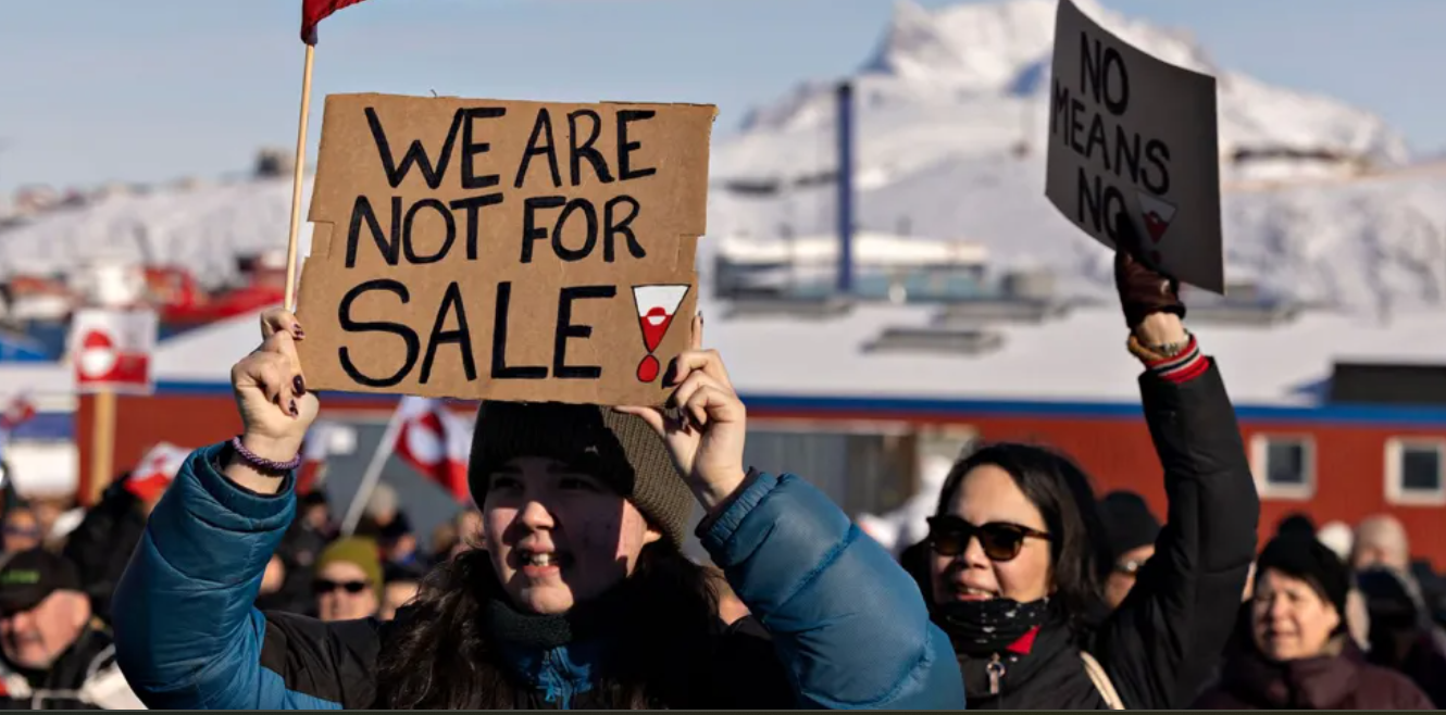 Grenlandes iedzīvotāji protestā tur plakātus “We are not for sale”, iebilstot pret ASV prezidenta Donalda Trampa izteikumiem par Grenlandes aneksiju