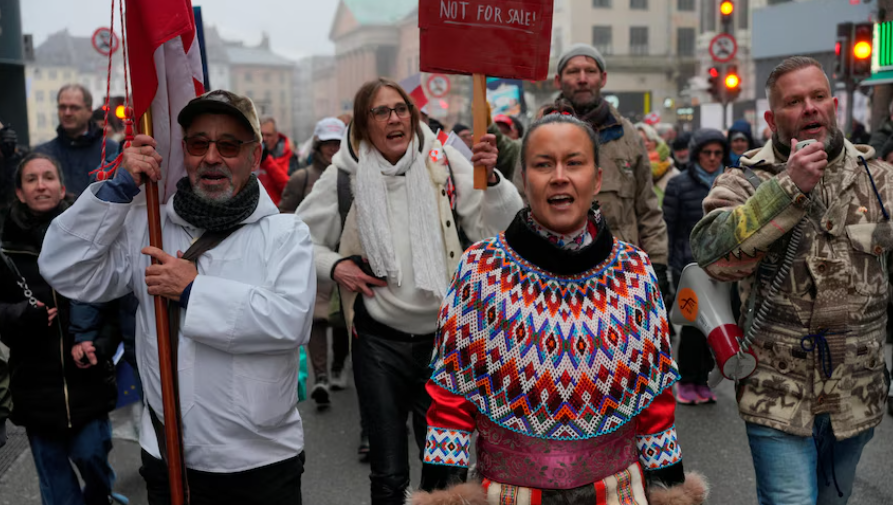 Protestētāji Kopenhāgenā ar Dānijas karogu un plakātiem demonstrācijā par Grenlandes suverenitāti.