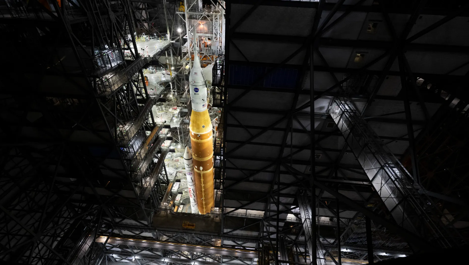 NASA SLS raķete ar kapsulu “Orion” montāžas ēkā pirms pārvietošanas uz starta platformu