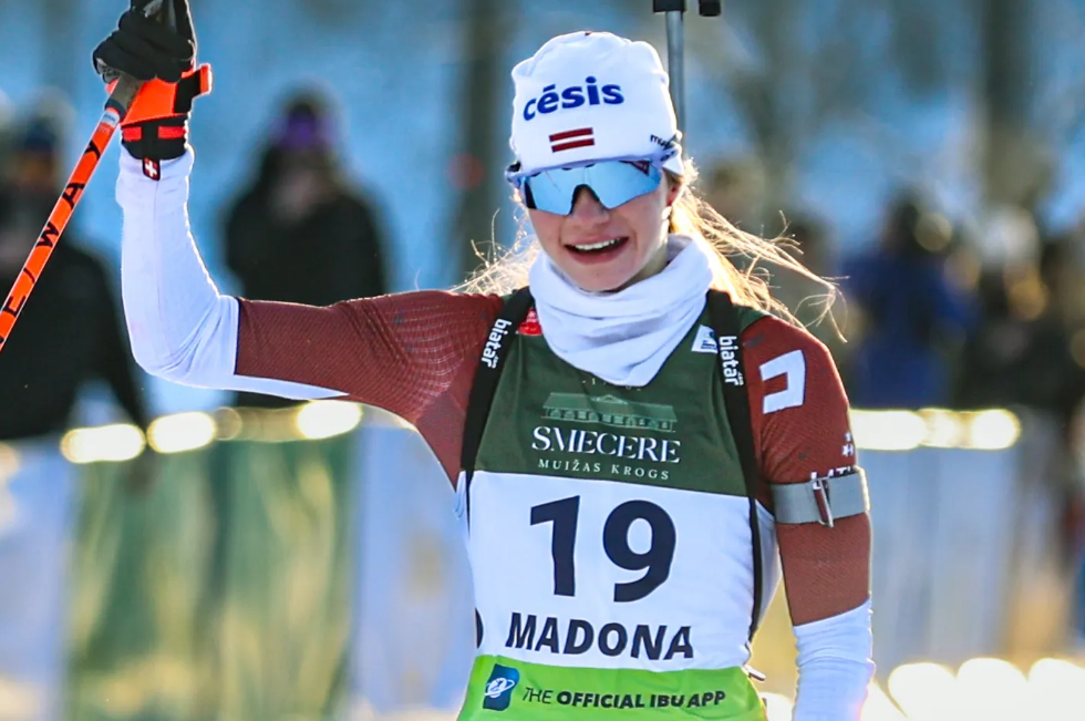 Latvijas biatloniste Estere Volfa ar paceltu roku finišā IBU Junioru kausa posmā Madonā.