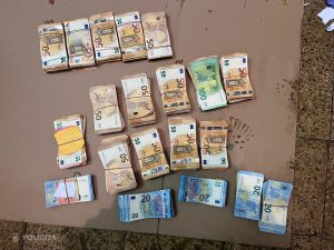 Valsts policijas atrasta skaidra nauda banknošu saišķos kriminālprocesā par narkotiku tirdzniecību.