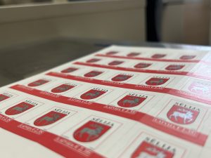 Sēlijas vēsturiskās zemes ģerboņa pastmarku loksne ar brieža attēlu uz sarkanbaltsarkana fona.