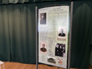 Jāņa Akuratera biogrāfiskais stends ar fotogrāfijām un informāciju par rakstnieka dzīvi un daiļradi