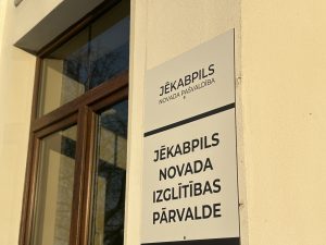 Jēkabpils novada Izglītības pārvaldes ēkas izkārtne pie ieejas