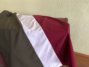 Sēlijas karogs ar sarkanbaltsarkanu un pelēku krāsu gammu telpā