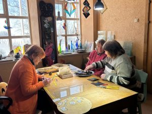 Stikla mākslas darbnīca ar meistariem radošā procesā