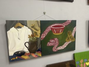 Glezna ar tautastērpa krekla, cimdu rakstu un sadzīves priekšmetu motīviem