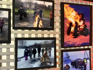 Ziemas pasākuma fotoizstāde ar ugunskuru un cilvēkiem sniegā