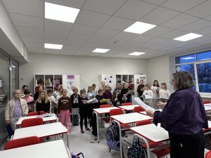 Jēkabpils 2. vidusskolas 1.–4. klašu koris “Balstiņas” mēģinājumā mūzikas klasē pirms dziedāšanas svētkiem “Tauriņu balsis”.