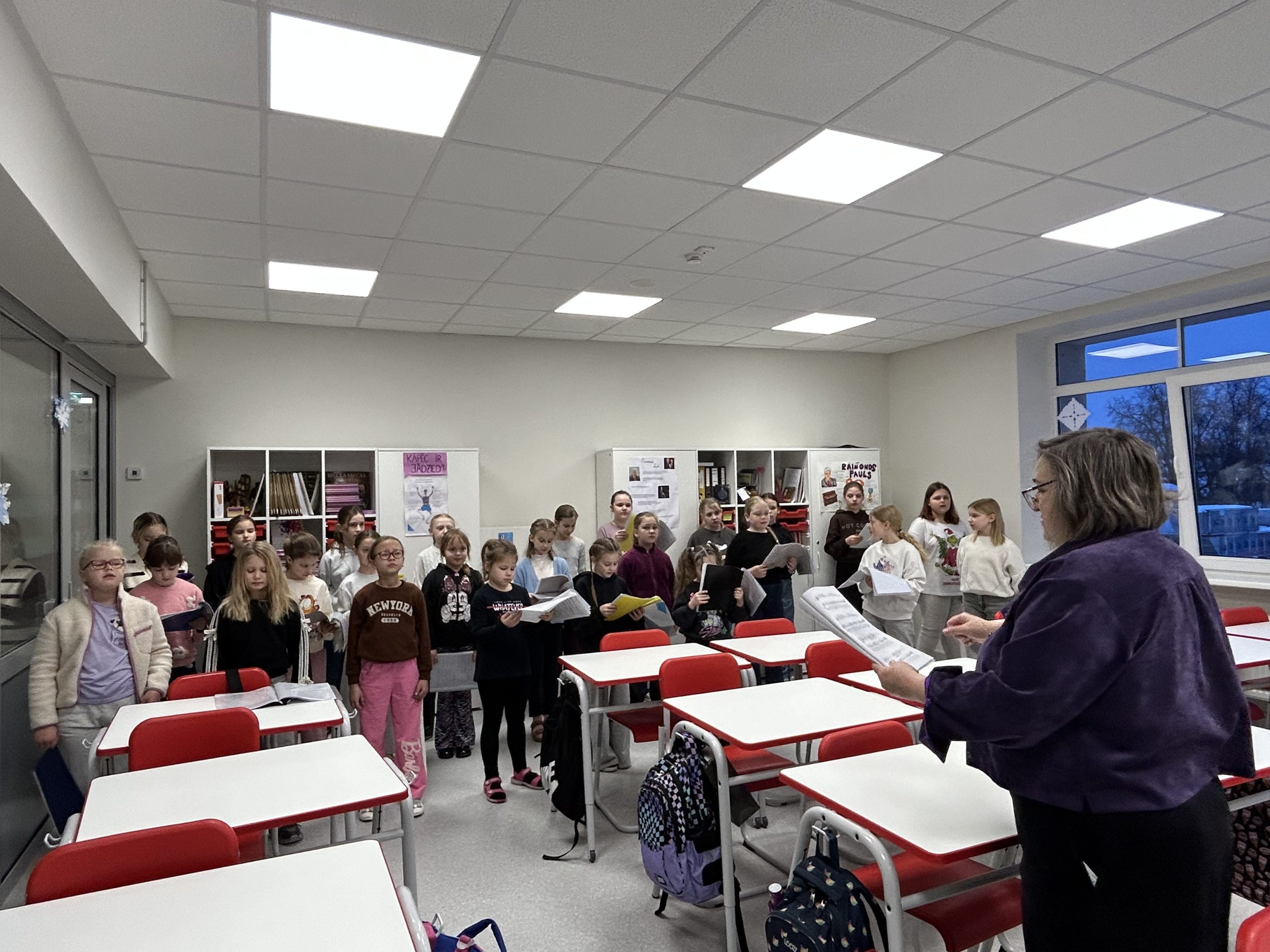 Jēkabpils 2. vidusskolas 1.–4. klašu koris “Balstiņas” mēģinājumā mūzikas klasē pirms dziedāšanas svētkiem “Tauriņu balsis”.
