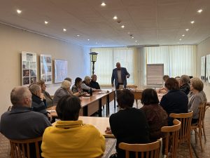 Iedzīvotāju tikšanās ar lektoru kultūras vai kopienas centrā