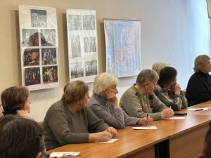 Iedzīvotājas piedalās diskusijā un veic pierakstus kopienas sanāksmē