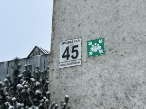 Patvertnes apzīmējums uz ēkas Brīvības ielā Jēkabpilī, norādot pulcēšanās vietu civilās aizsardzības gadījumā