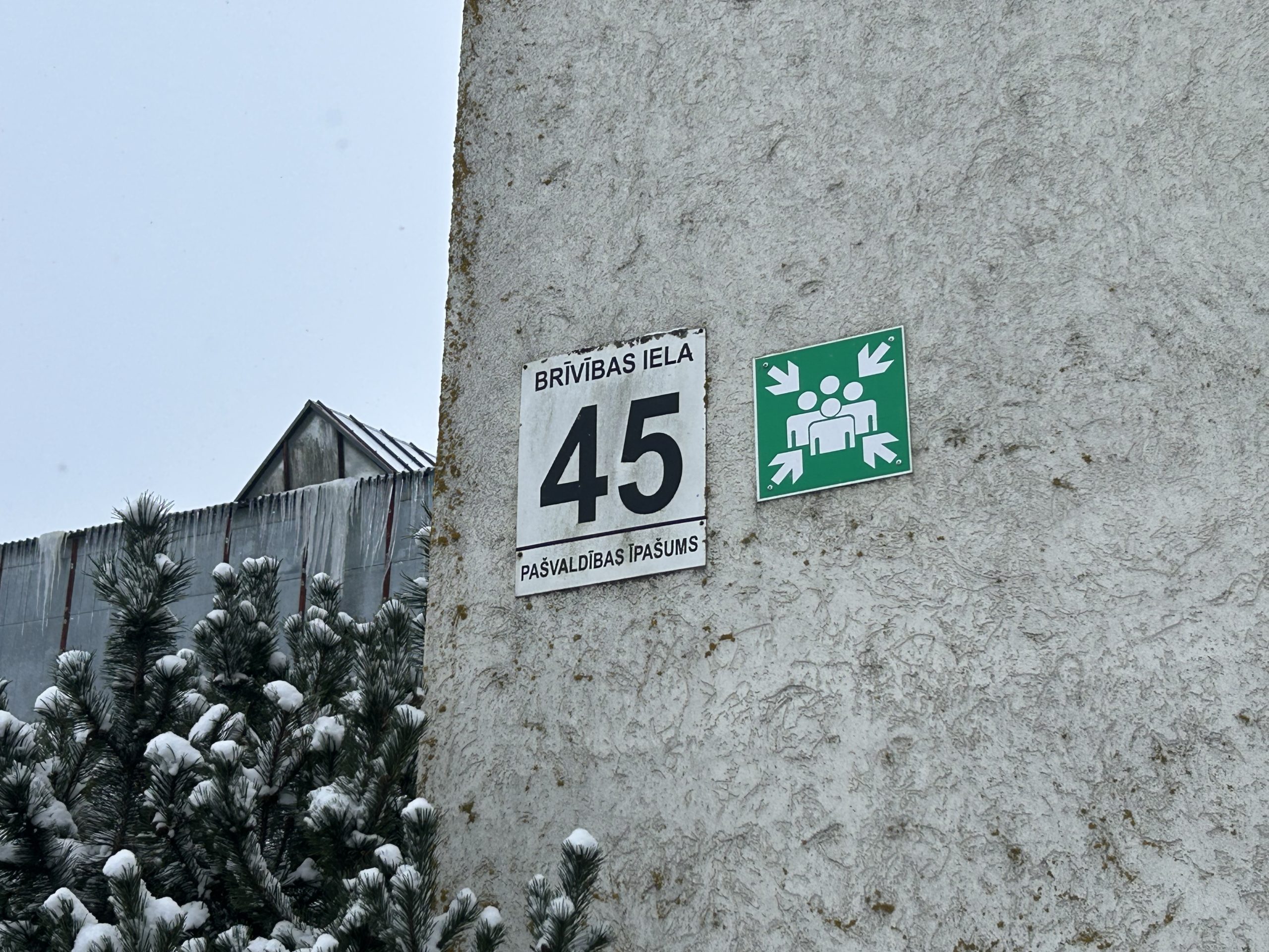 Patvertnes apzīmējums uz ēkas Brīvības ielā Jēkabpilī, norādot pulcēšanās vietu civilās aizsardzības gadījumā