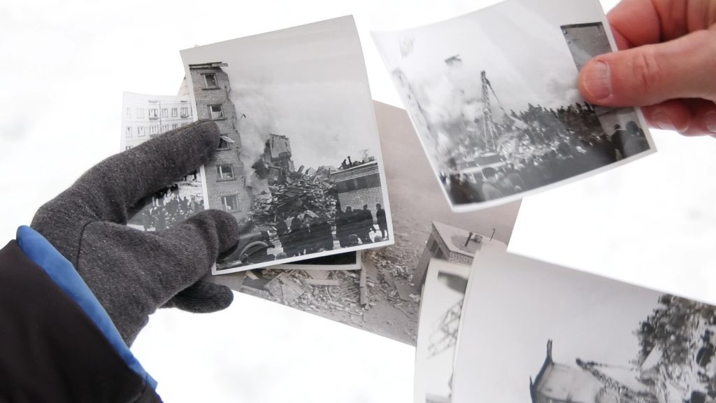 Rokas tur vairākas vēsturiskas fotogrāfijas, kurās fiksētas drupas un glābšanas darbi pēc 1969. gada sprādziena Jelgavā.