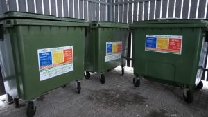 Atkritumu šķirošanas konteineri papīram, plastmasai un metālam
