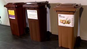 Brūni konteineri bioloģisko atkritumu šķirošanai telpās