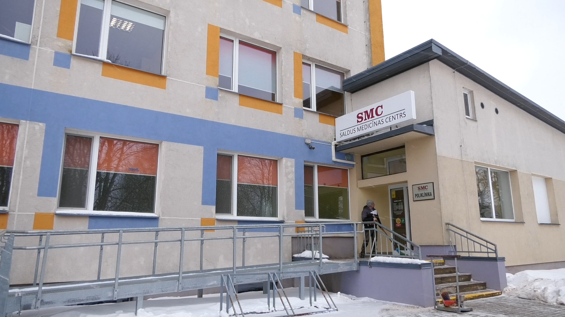 Saldus Medicīnas centrs ēkas ieeja