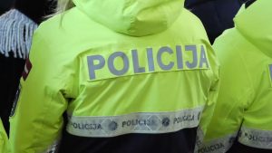 Valsts policijas darbinieki dienesta jakās ar uzrakstu “Policija”.