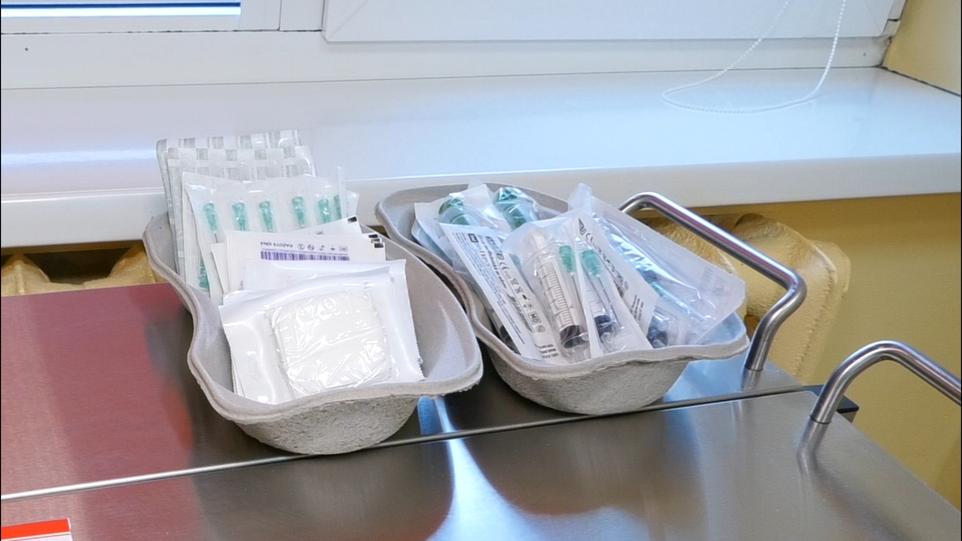 Sterilas vienreizlietojamās šļirces un adatas paplātēs medicīnas iestādē