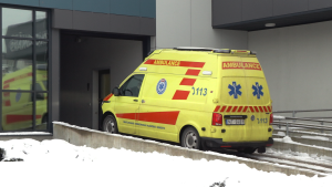Neatliekamās medicīniskās palīdzības automašīna pie Jēkabpils slimnīcas ziemas apstākļos