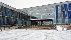 Moderna Jēkabpils tiesu nama ēkas fasāde ziemas laikā ar sniegu priekšplānā.