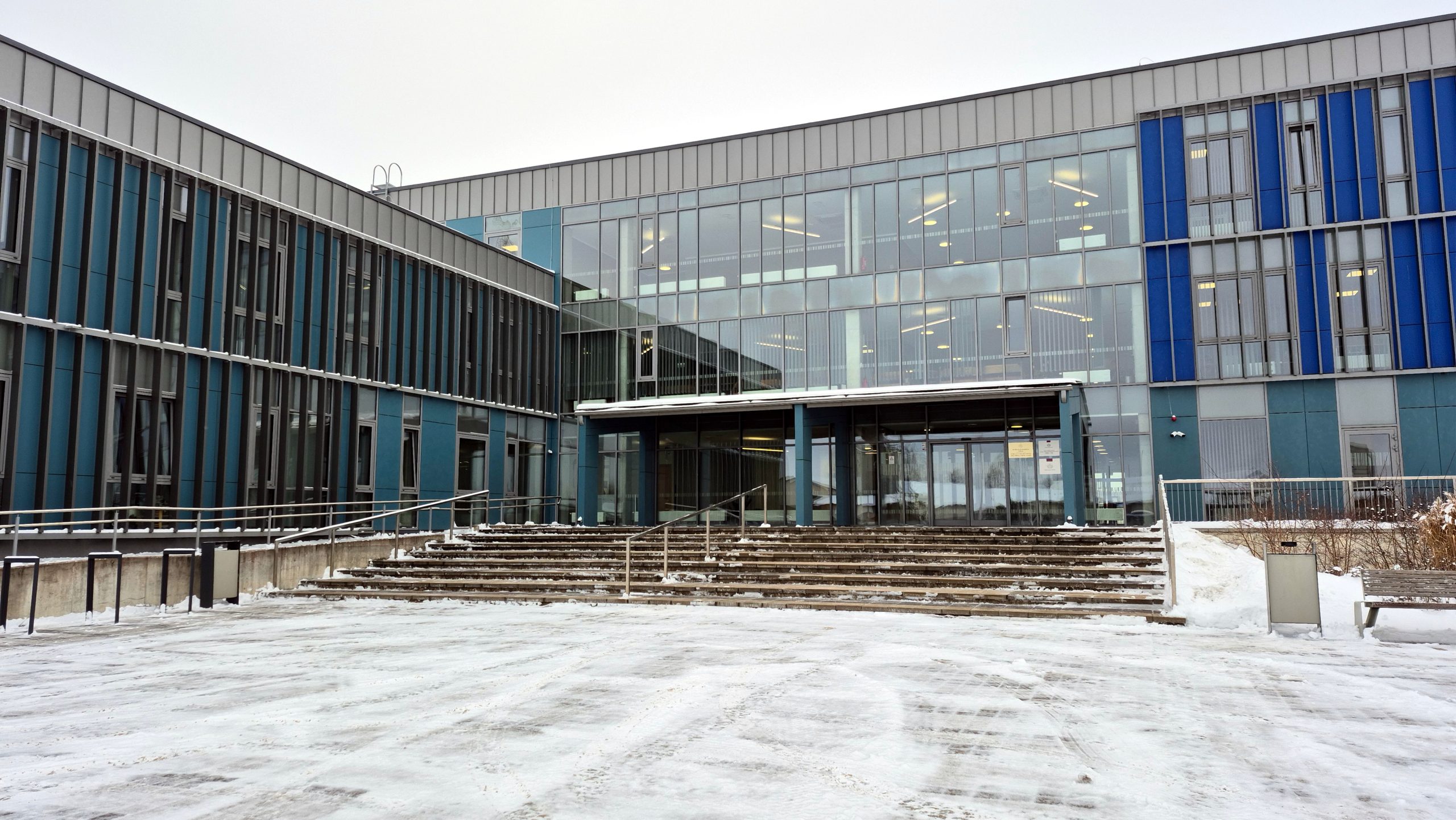 Moderna Jēkabpils tiesu nama ēkas fasāde ziemas laikā ar sniegu priekšplānā.