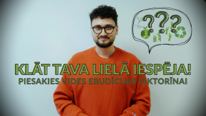 ReTV raidījuma vadītājs Gustavs Māziņš oranžā džemperī uz gaiša fona, blakus grafisks elements ar jautājuma zīmēm un vides aizsardzības simboliem.