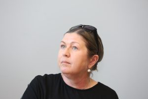 Rakstniece Nora Ikstena pasākuma laikā, portretfoto