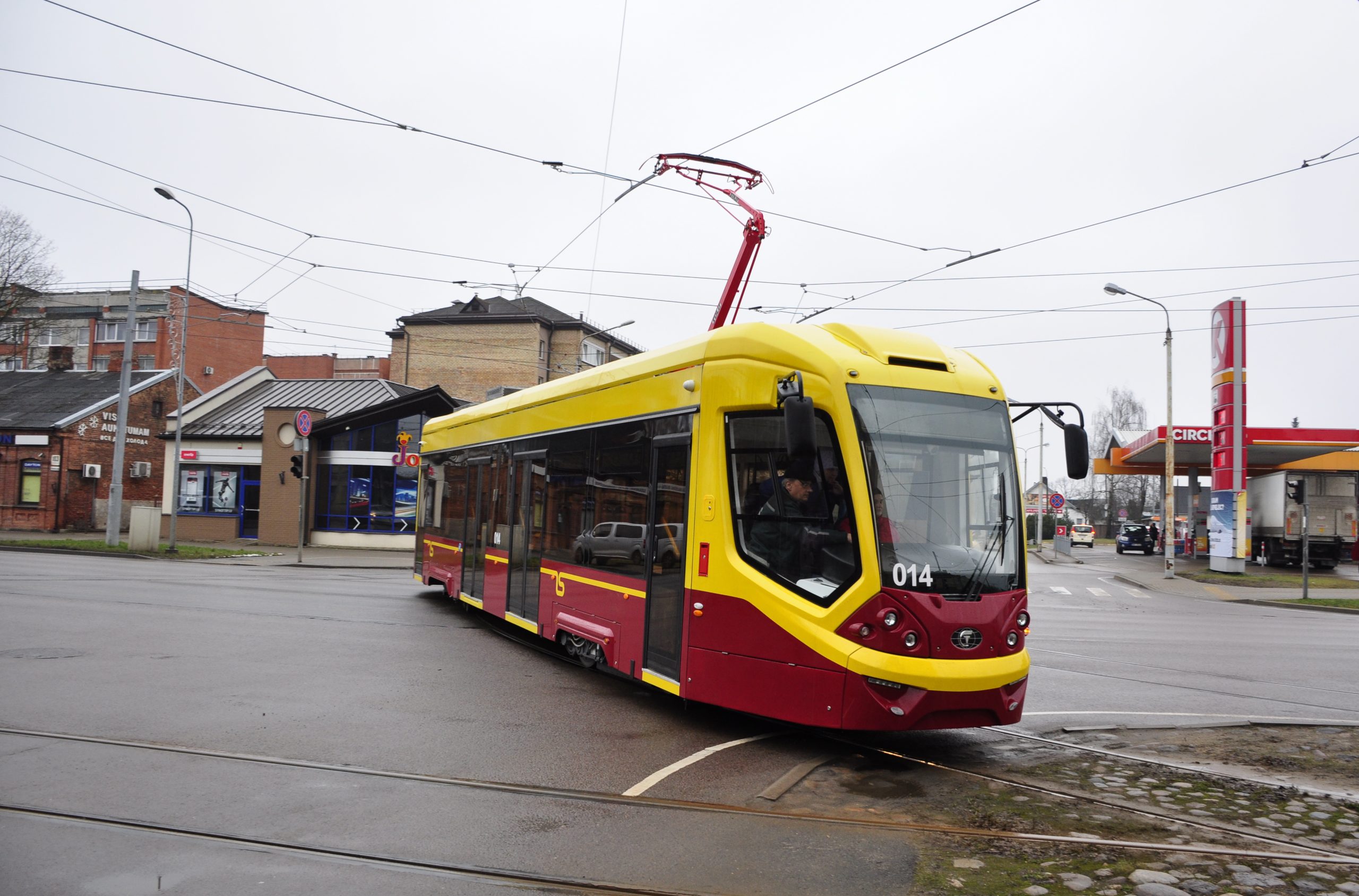 Daugavpils jaunais tramvajs pilsētas ielā – sabiedriskais transports 2026. gadā