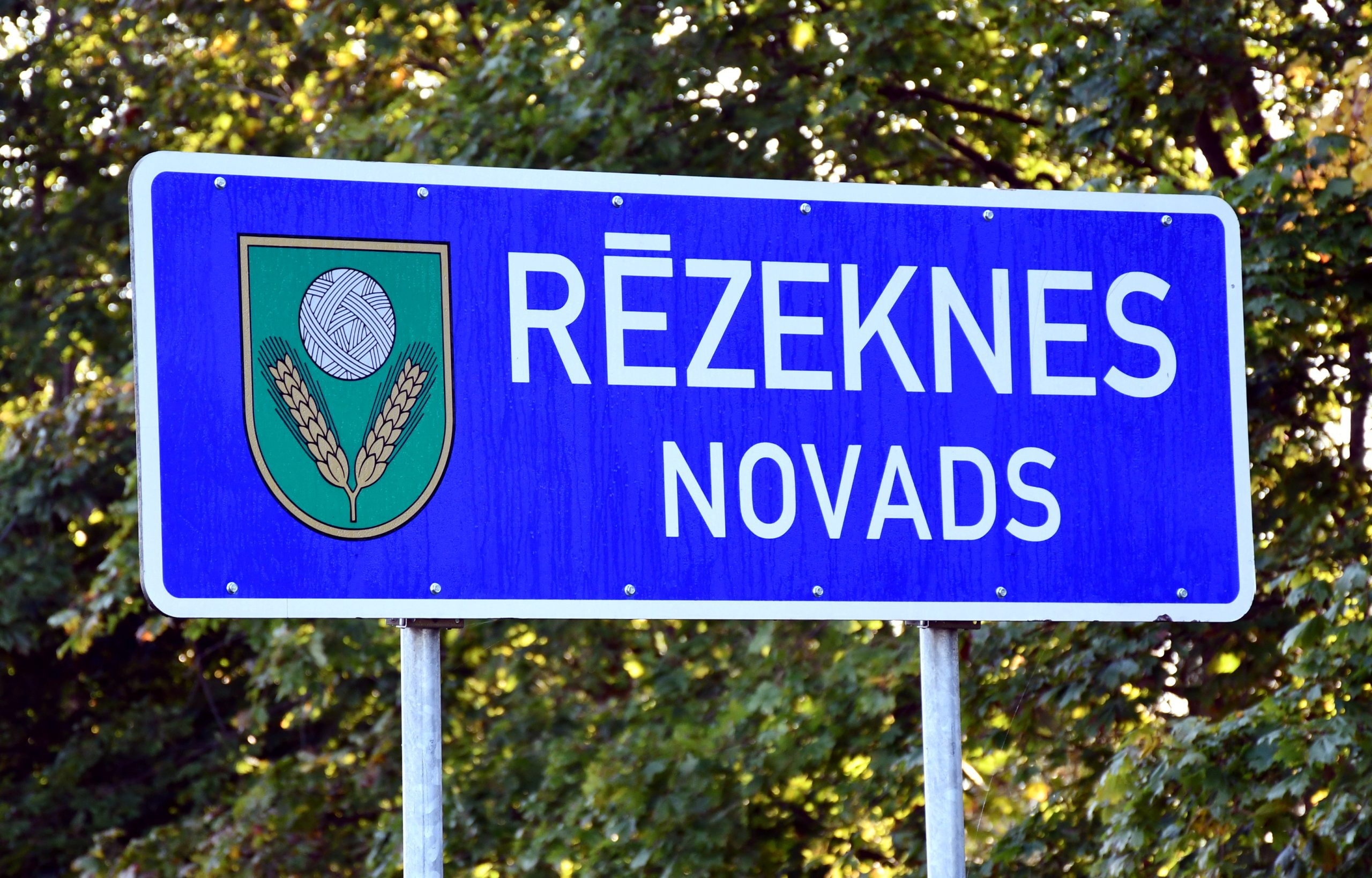 Zila informatīvā ceļa zīme ar uzrakstu 