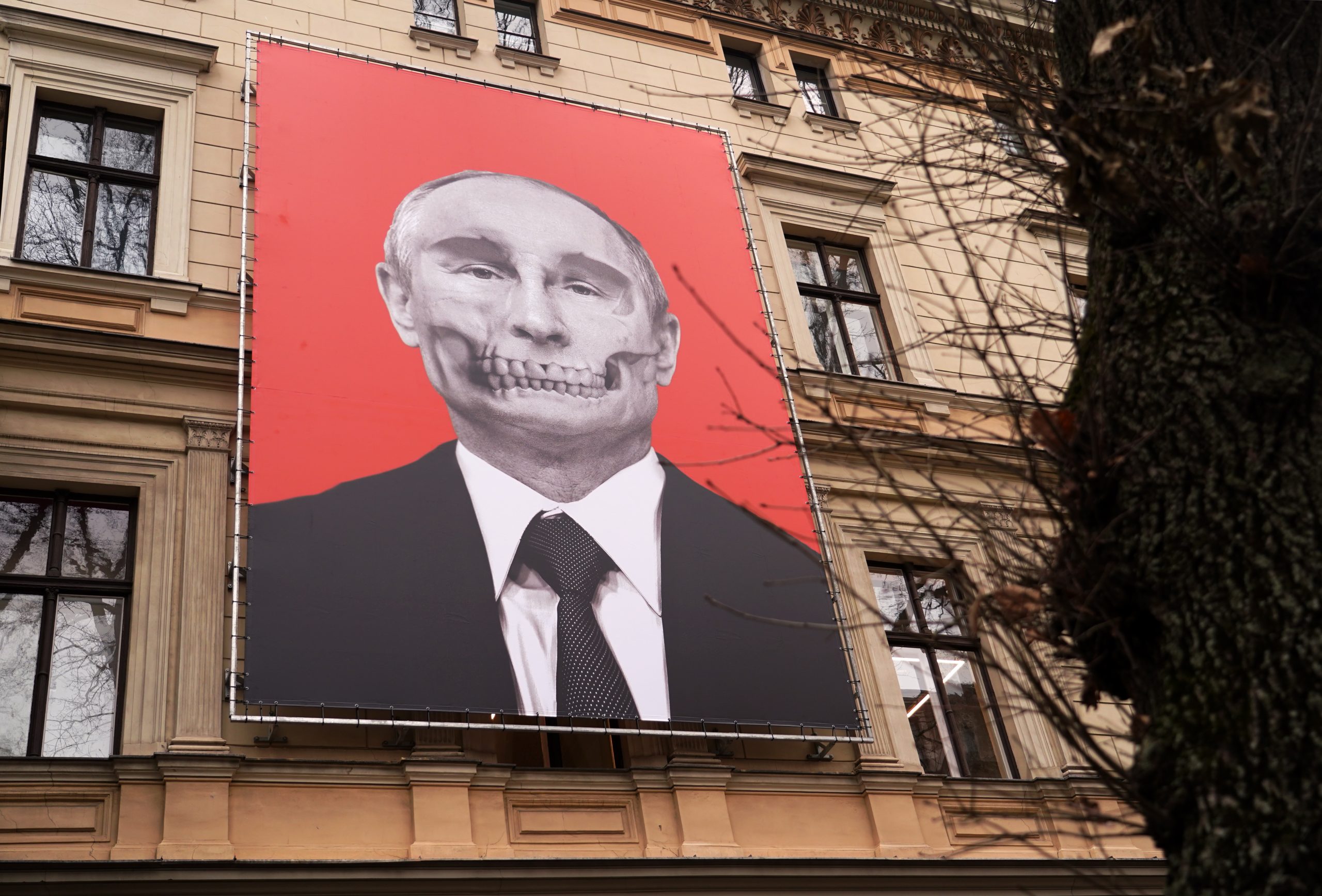 Liela izmēra politiska mākslas instalācija ar Krievijas prezidenta Putina tēla galvaskausa motīvu uz ēkas fasādes
