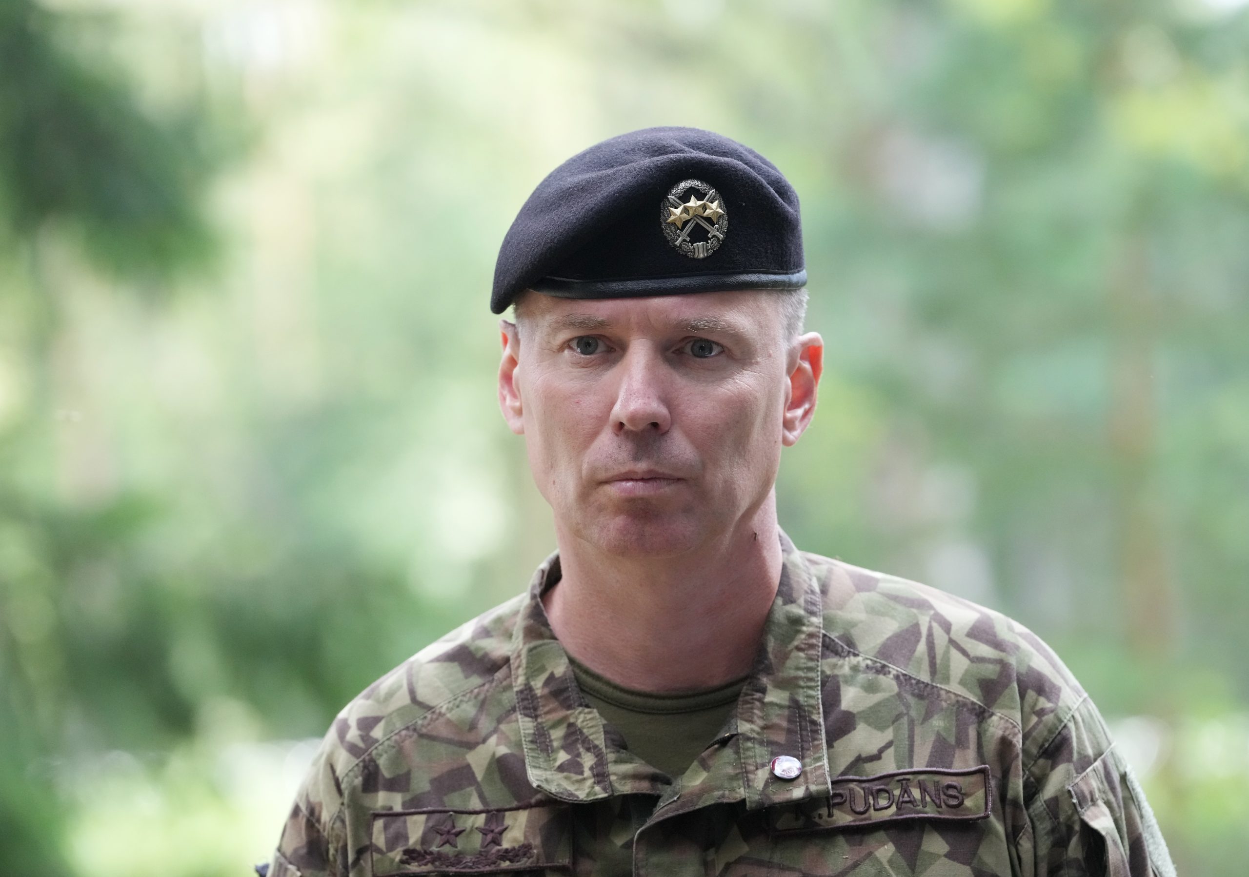 NBS komandieris ģenerālmajors Kaspars Pudāns militārajā formā un beretē.