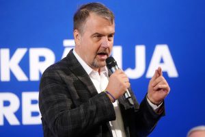 Ivars Ijabs uzstājas ar runu, turot rokā mikrofonu