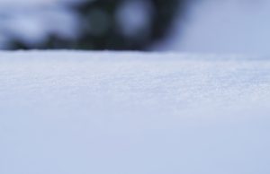 Sniega klājums ziemas ainavā tuvplānā