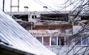 Daļēji nojaukta daudzstāvu ēka ar atsegtiem stāviem un komunikācijām