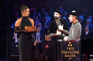 Apbalvošanas ceremonija “Trīs zvaigžņu balva 2025” ar māksliniekiem uz skatuves