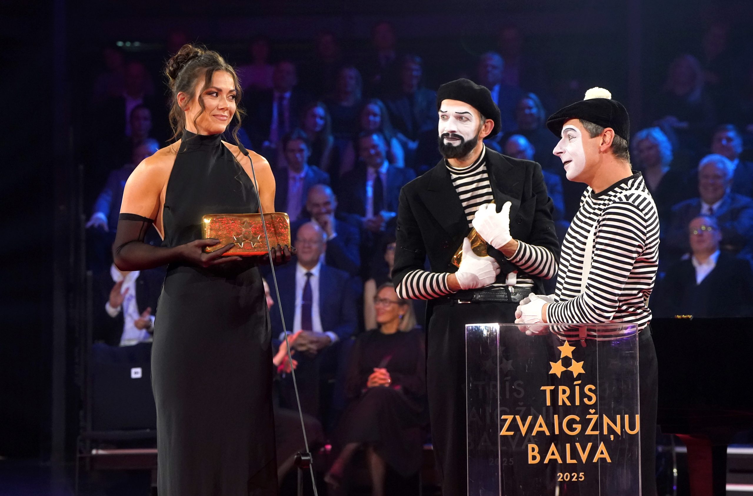 Apbalvošanas ceremonija “Trīs zvaigžņu balva 2025” ar māksliniekiem uz skatuves