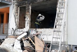 Ugunsdzēsējs strādā izdegušā daudzīvokļu mājas dzīvoklī pēc ugunsgrēka Krustkalnos.
