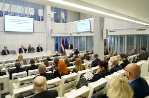 Konferences dalībnieki Saeimas sēžu zālē klausās uzrunu pasākumā, kas veltīts barikāžu 35. gadadienai.