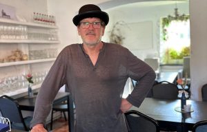 Igors Stepanovs, Latvju Pirts un SPA asociācijas valdes padomes priekšsēdētājs, telpās pie galda.
