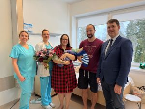 Vidzemes slimnīcā pirmajā janvārī piedzimušie dvīņi ar vecākiem, mediķiem un slimnīcas pārstāvjiem