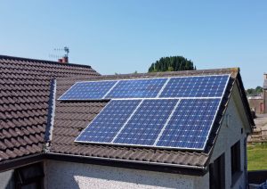Uz privātmājas jumta uzstādīti saules paneļi elektroenerģijas ražošanai saulainā dienā