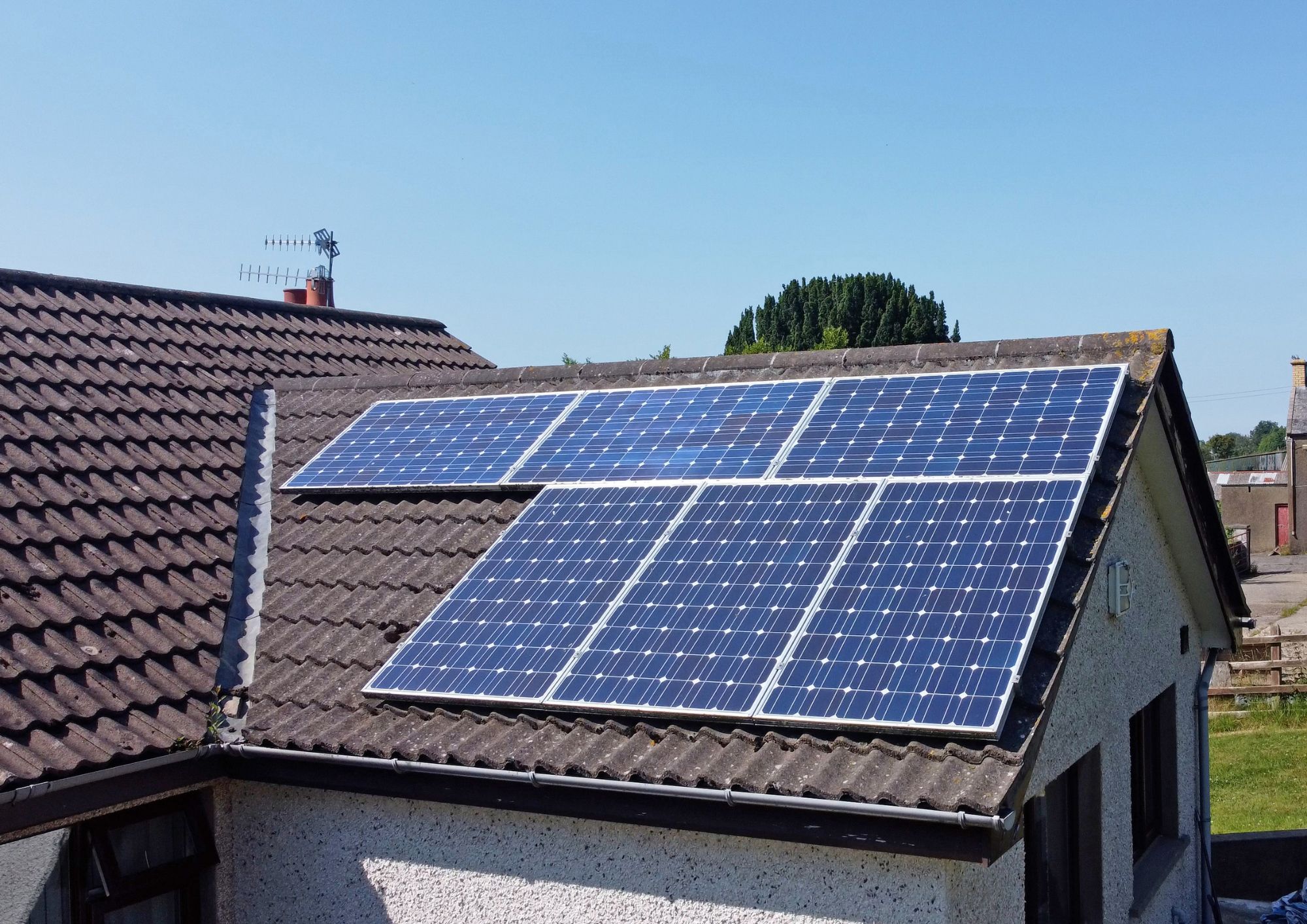 Uz privātmājas jumta uzstādīti saules paneļi elektroenerģijas ražošanai saulainā dienā