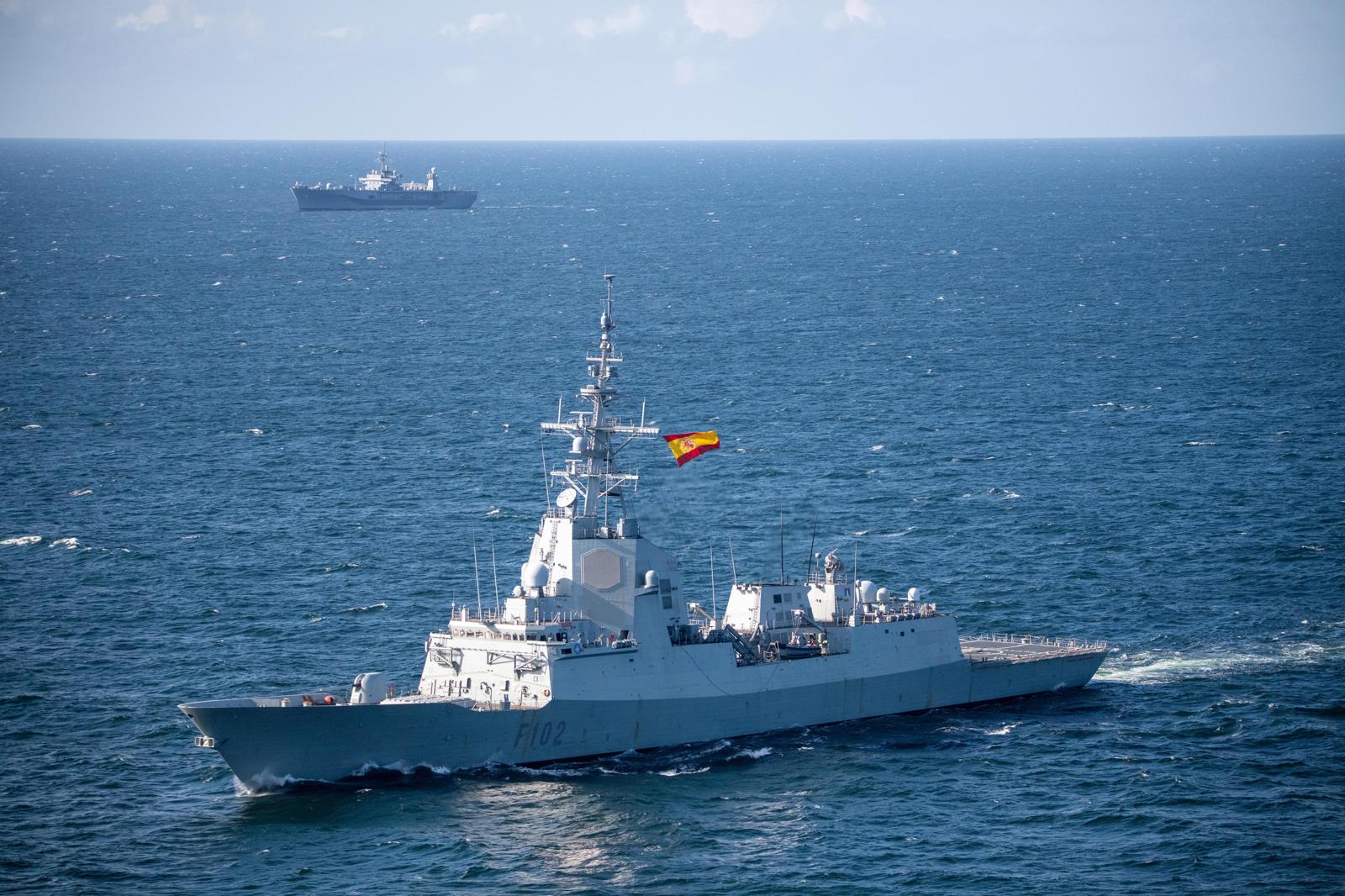 NATO SNMG1 kuģis ar Spānijas karogu Baltijas jūrā, dodoties ostas vizītē Rīgā.