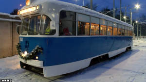 “Mazā prinča” muzikālais retro tramvajs Daugavpilī svētku laikā, rotāts ziemas un Visuma tematikā